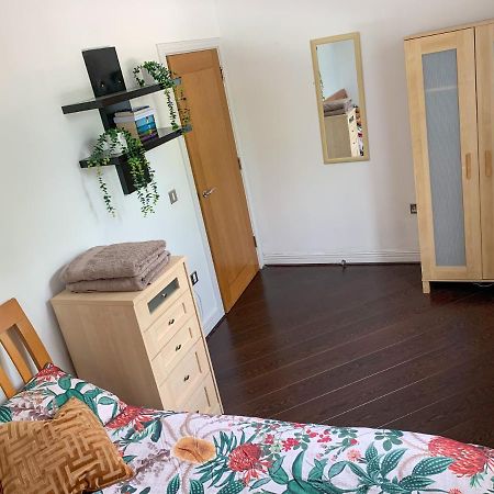 Room In Stratford With Private Bathroom And Parking Londen Buitenkant foto