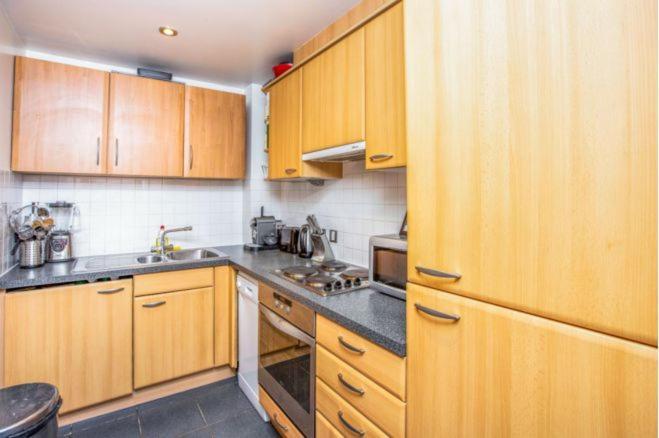 Room In Stratford With Private Bathroom And Parking Londen Buitenkant foto